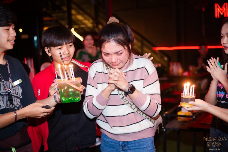 ร้านเหล้าฉลองวันเกิดให้ลูกค้า