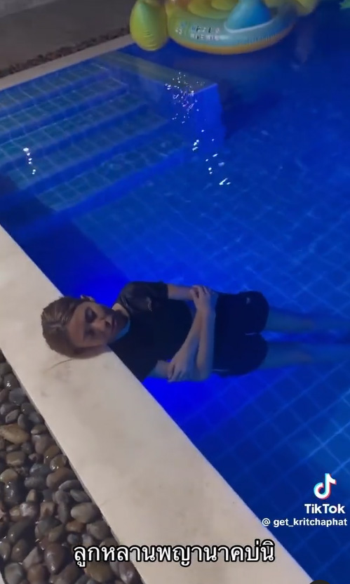 หลับในน้ำ