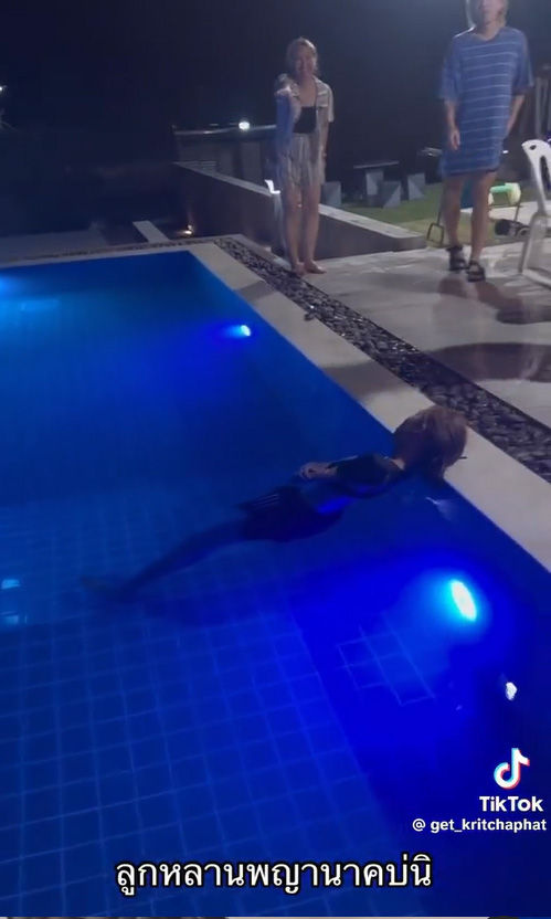 หลับในน้ำ