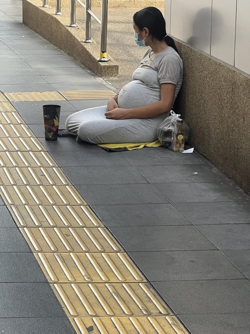 สาวท้องนั่งขอทาน