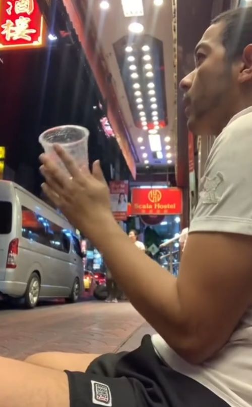 ปลอมตัวเป็นขอทาน