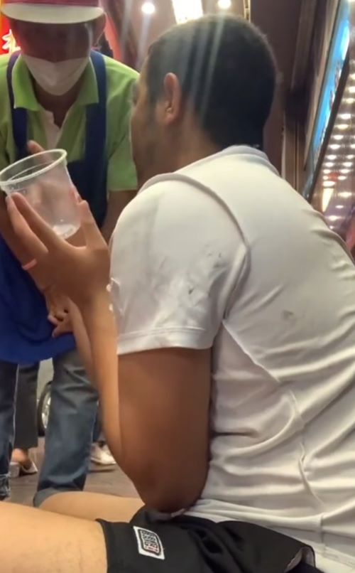 ปลอมตัวเป็นขอทาน