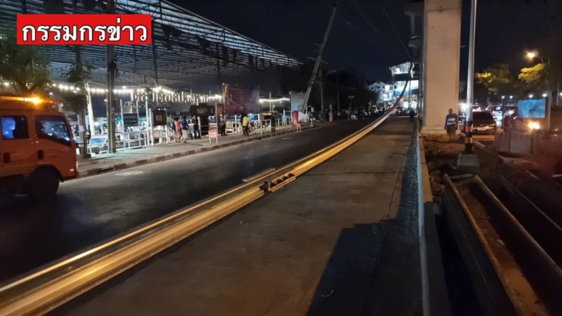 รางรถไฟฟ้าหล่นทับรถ