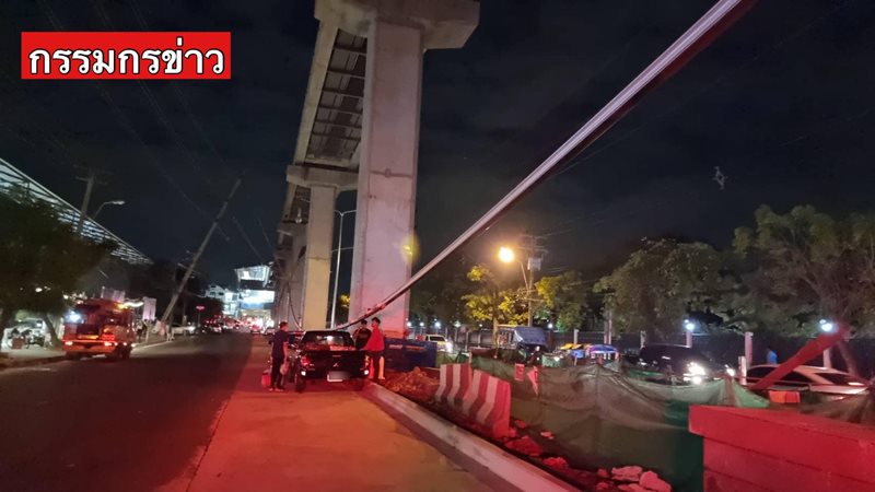 รางรถไฟฟ้าหล่นทับรถ