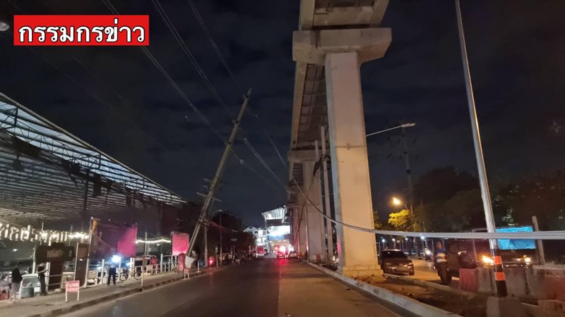 รางรถไฟฟ้าหล่นทับรถ