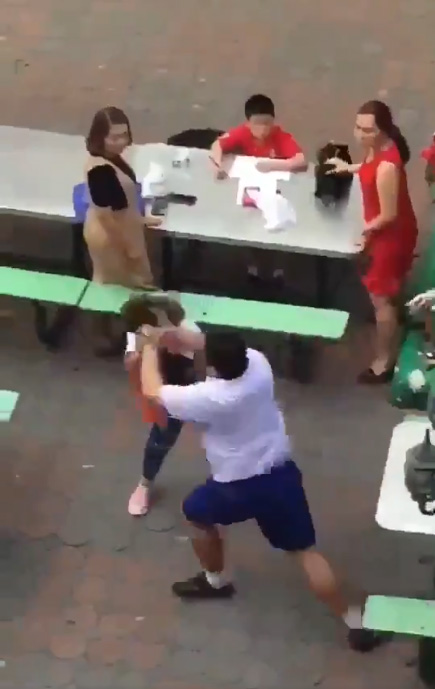 เด็กตบอาม่า