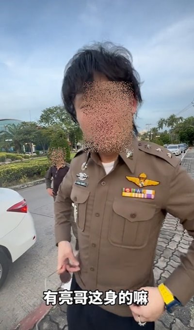 คนจีนใส่ชุดตำรวจไทย