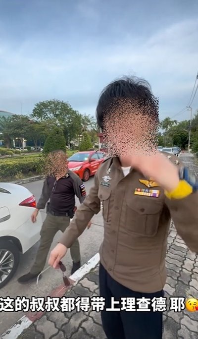 คนจีนใส่ชุดตำรวจไทย