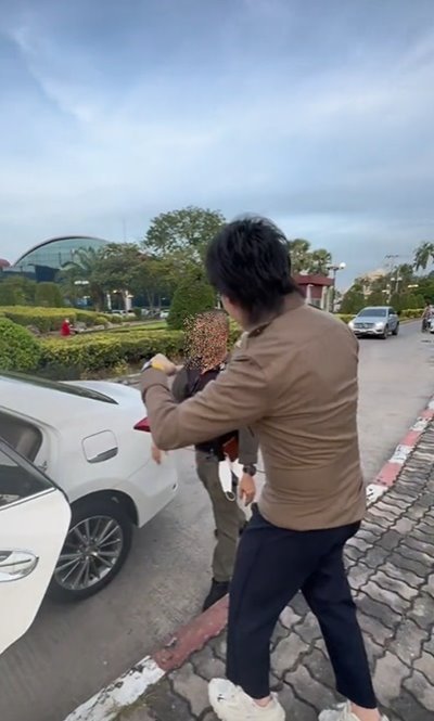 คนจีนใส่ชุดตำรวจไทย