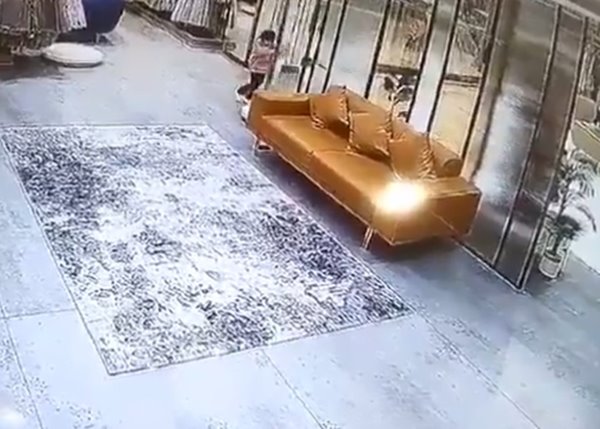 กระจกล้มทับเด็ก