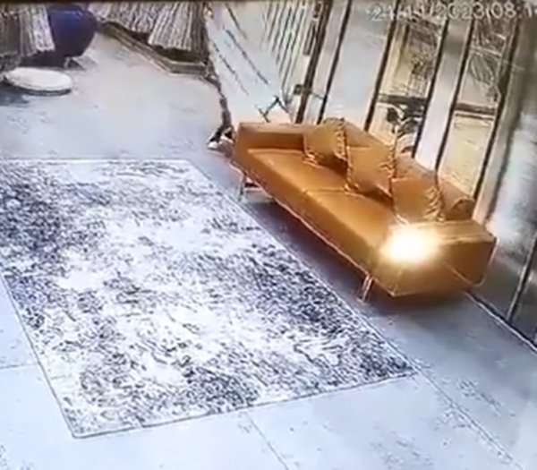 กระจกล้มทับเด็ก