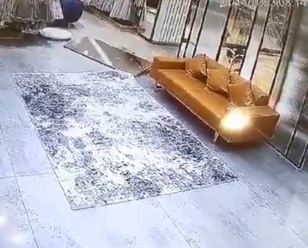 กระจกล้มทับเด็ก