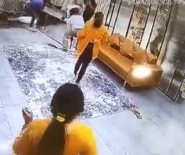 กระจกล้มทับเด็ก