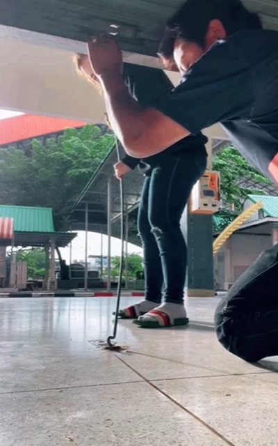 ให้เมียช่วยปิดประตู