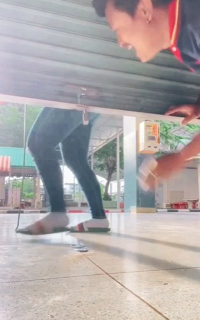 ให้เมียช่วยปิดประตู