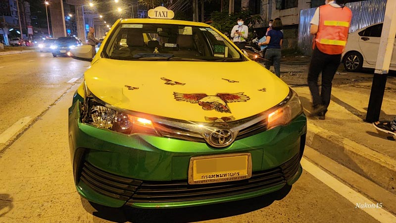 ล้อรถไฟฟ้าตกใส่แท็กซี่