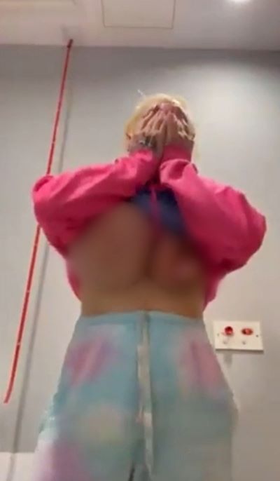 หน้าอกระเบิด