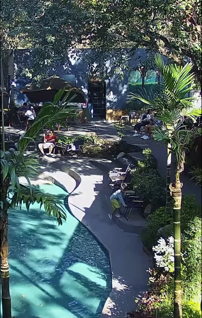 เด็กตกสระน้ำคาเฟ่