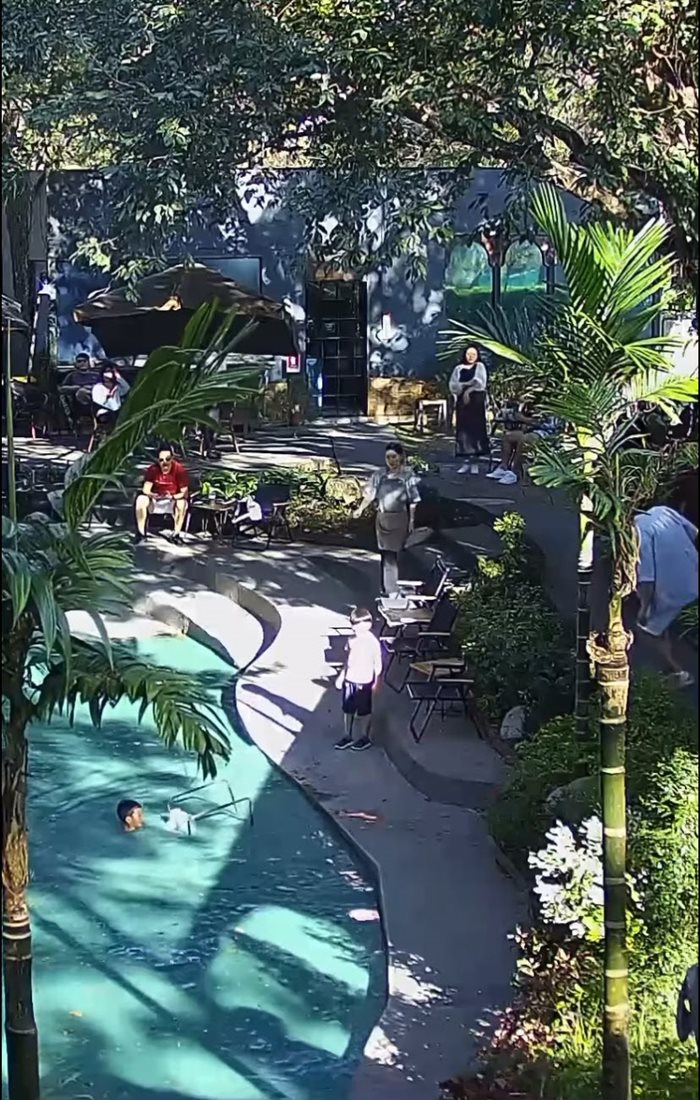 เด็กตกสระน้ำคาเฟ่