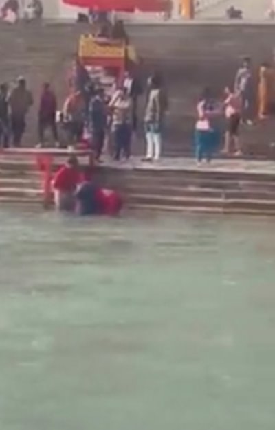 จุ่มตัวเด็กลงแม่น้ำคงคา