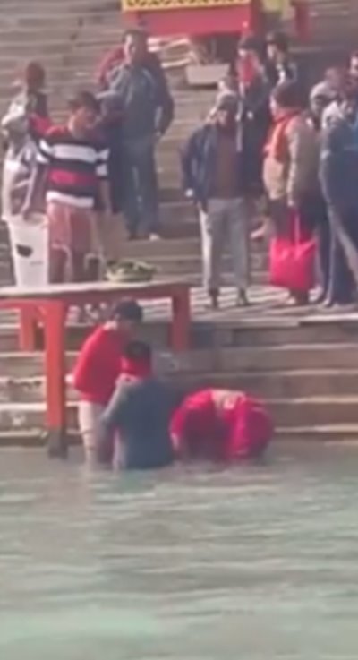 จุ่มตัวเด็กลงแม่น้ำคงคา