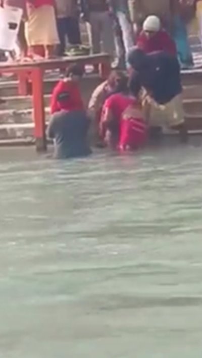 จุ่มตัวเด็กลงแม่น้ำคงคา