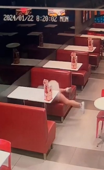 พนักงานเสิร์ฟล้มทั้งยืน