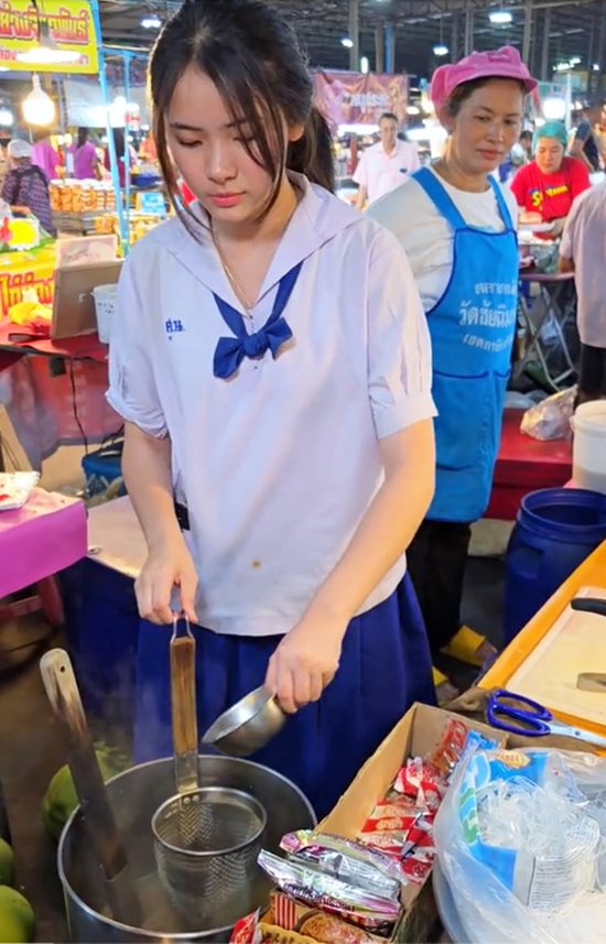 แม่ค้าสวย หน้าเหมือนใบเฟิร์น