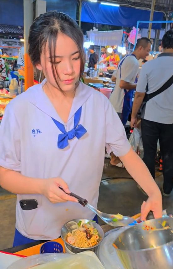 แม่ค้าสวย หน้าเหมือนใบเฟิร์น