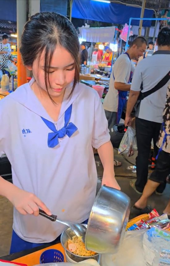 แม่ค้าสวย หน้าเหมือนใบเฟิร์น