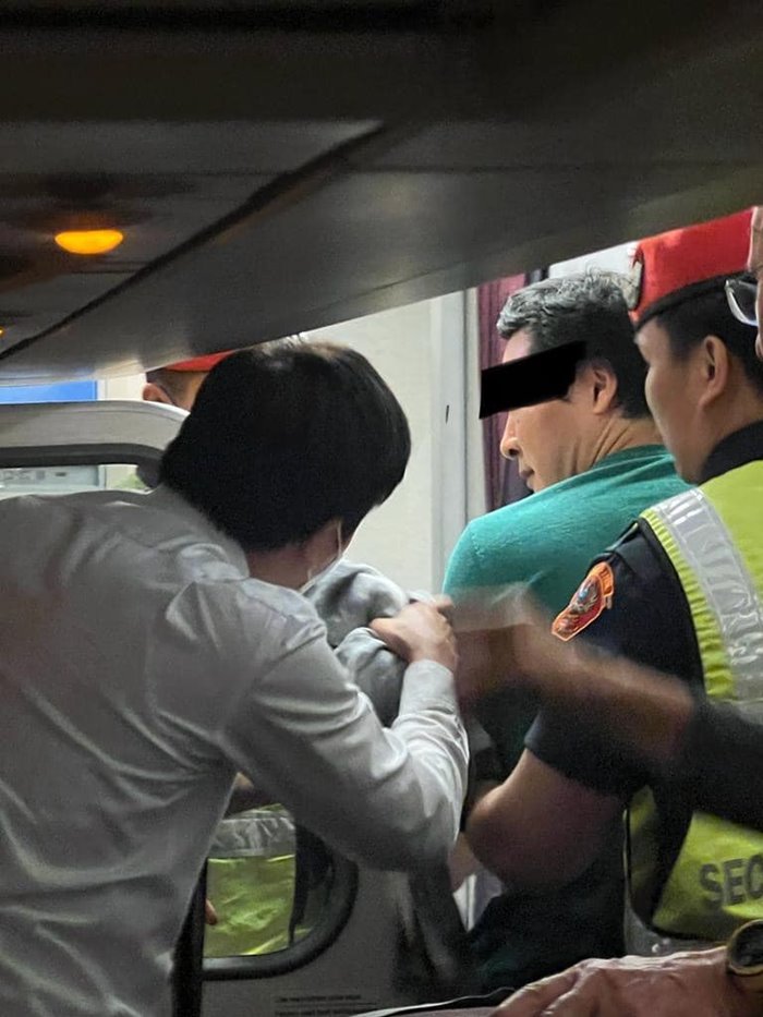 ผดส. เปิดประตูเครื่องบิน