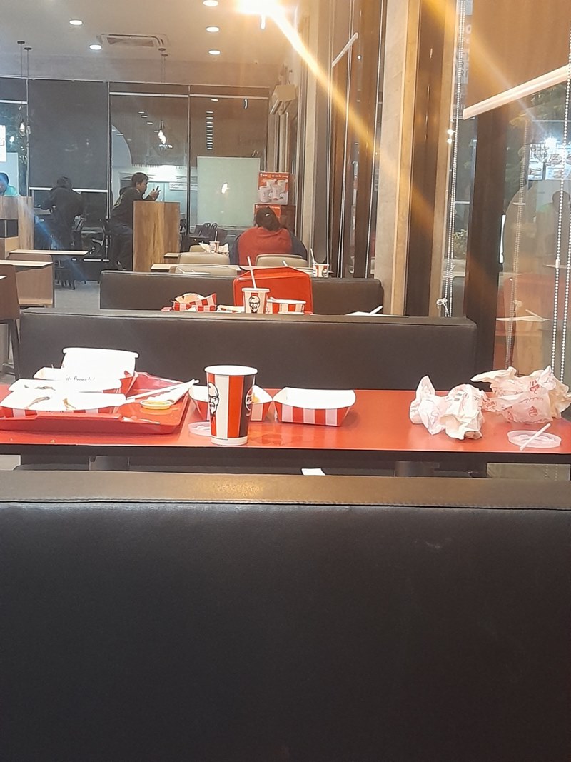กิน KFC ต้องเก็บถาดไหม