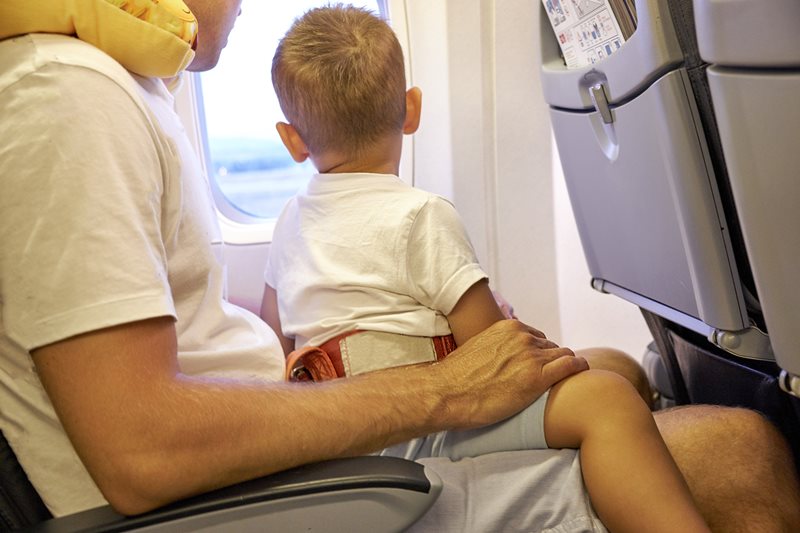 วิธีรับมือเด็กร้องไห้บนเครื่องบิน