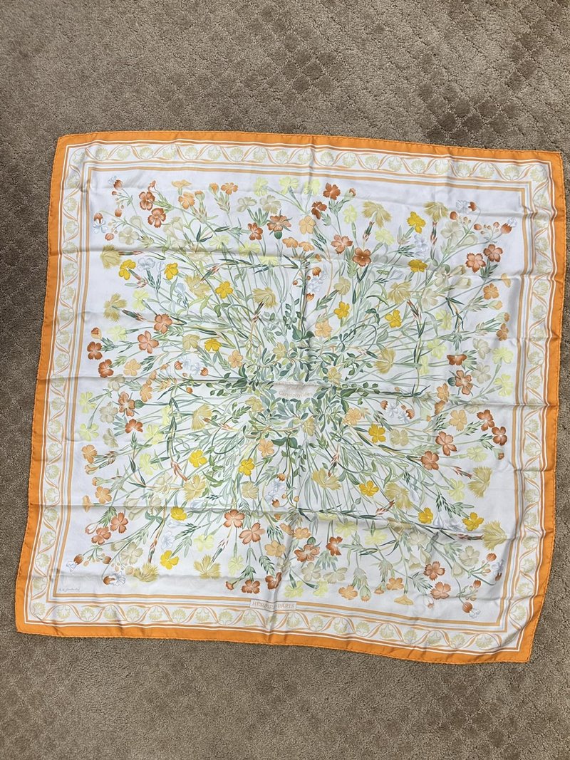 ผ้าพันคอแบรนด์เนม