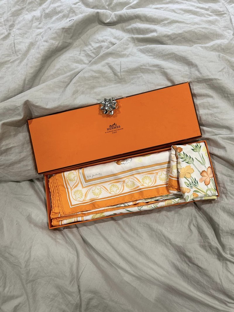 ผ้าพันคอแบรนด์เนม