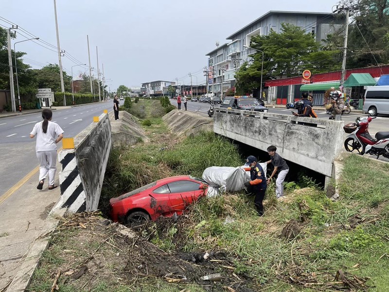 เฟอร์รารี่ตกคลอง