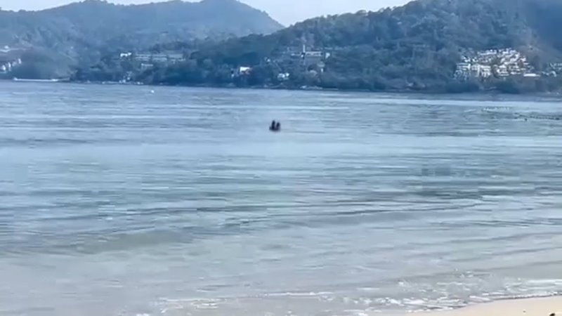 นักท่องเที่ยวพลอดรักกลางทะเล