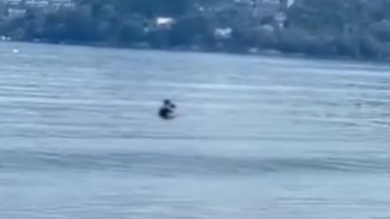 นักท่องเที่ยวพลอดรักกลางทะเล