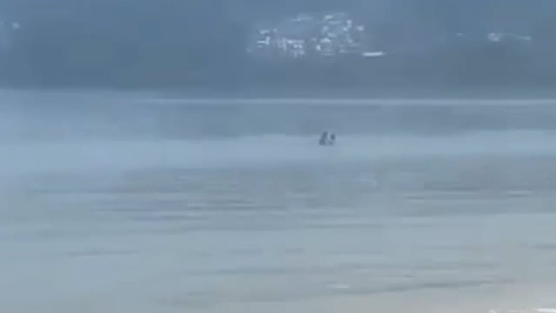 นักท่องเที่ยวพลอดรักกลางทะเล