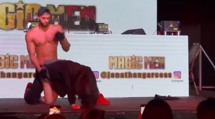 เต้นเปลื้องผ้า