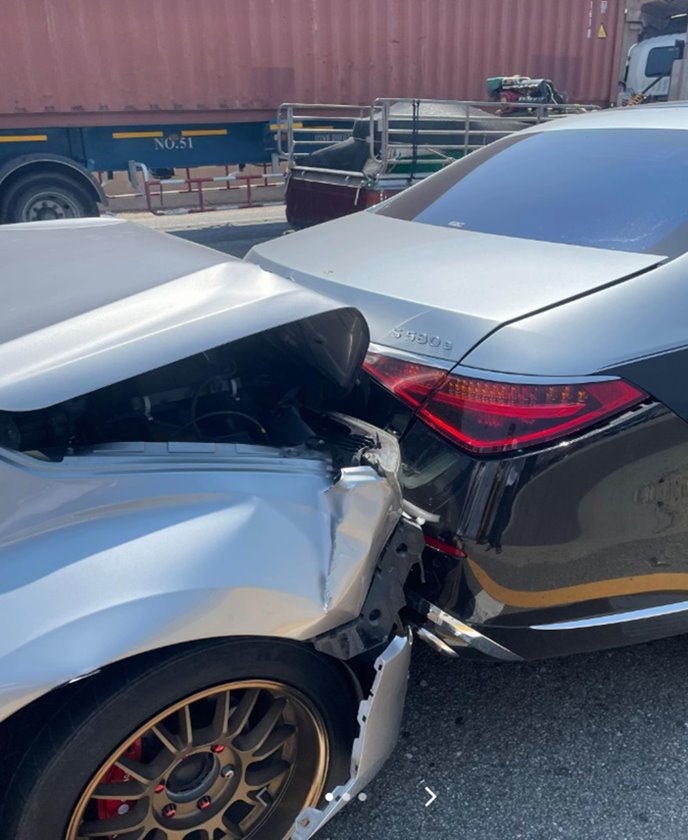 กระบะชนรถเบนซ์