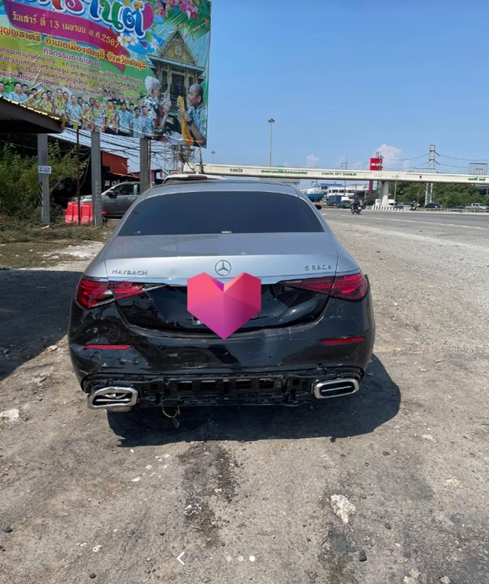 กระบะชนรถเบนซ์