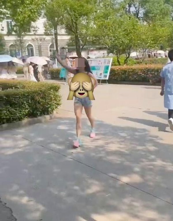 สาวแก้ผ้าเดินในวิทยาลัย
