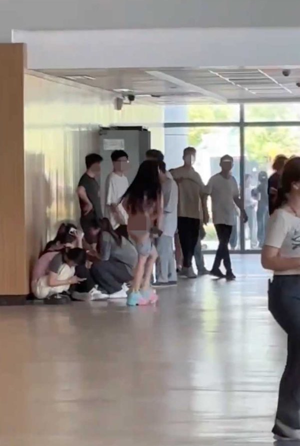 สาวแก้ผ้าเดินในวิทยาลัย