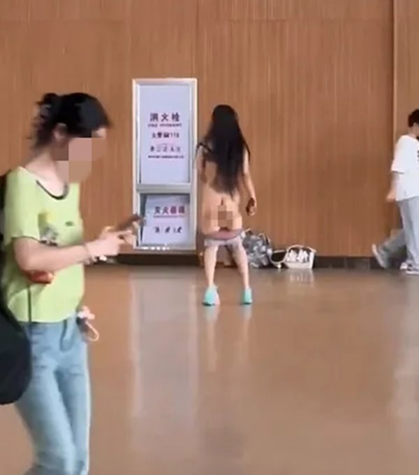 สาวแก้ผ้าเดินในวิทยาลัย