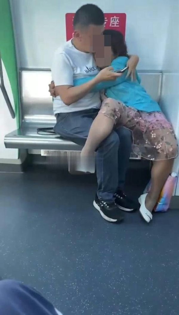 อนาจารในที่สาธารณะ