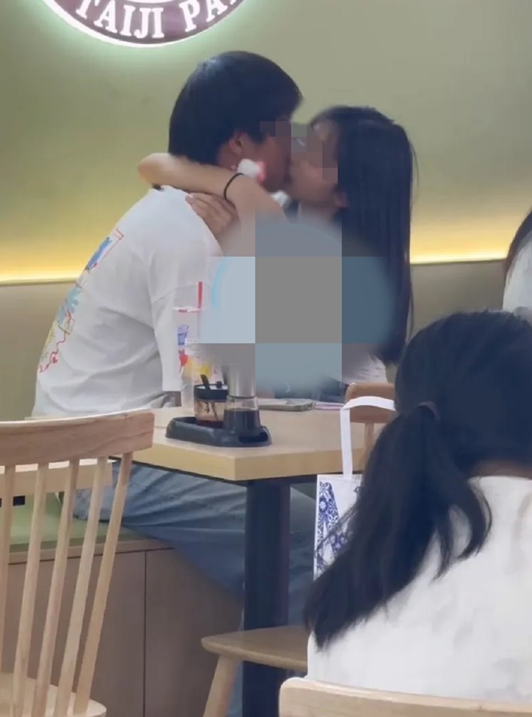 จูบในที่สาธารณะ