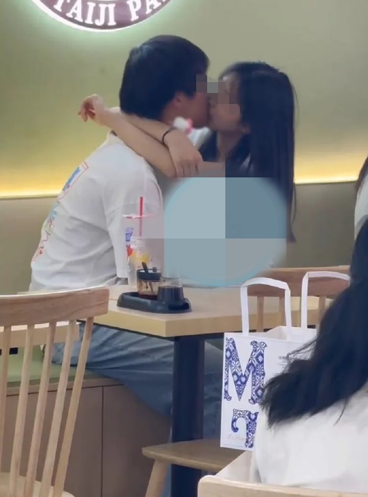 จูบในที่สาธารณะ