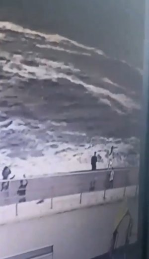 คลื่นซัดตกทะเล