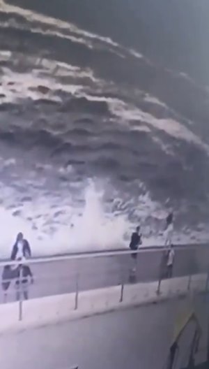 คลื่นซัดตกทะเล